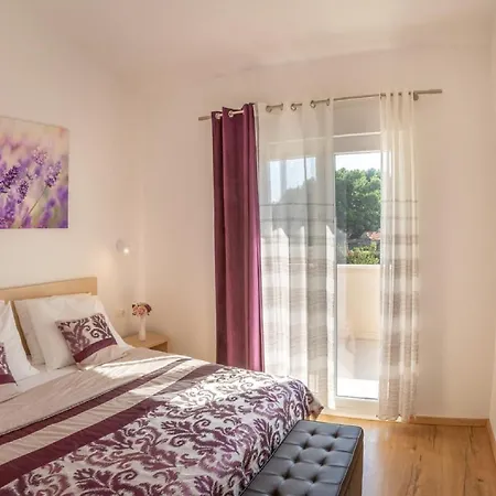 Leonore In With 4 En-suite Bedrooms, Heated Pool, Fitness, Ps5, Completely Fenced Yard, Sandy Just 3 Min Walk Omiš