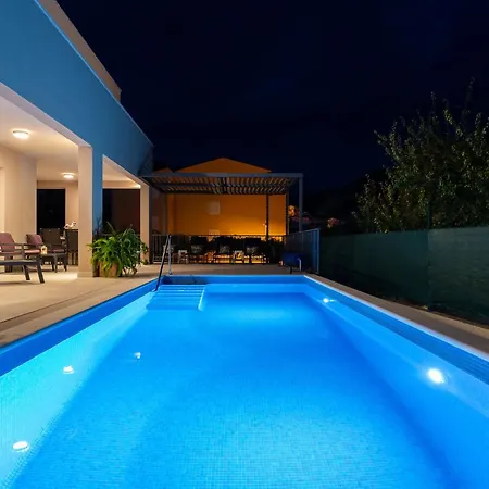 Leonore In With 4 En-suite Bedrooms, Heated Pool, Fitness, Ps5, Completely Fenced Yard, Sandy Just 3 Min Walk Villa *