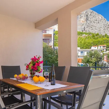 Leonore In With 4 En-suite Bedrooms, Heated Pool, Fitness, Ps5, Completely Fenced Yard, Sandy Just 3 Min Walk * Omiš
