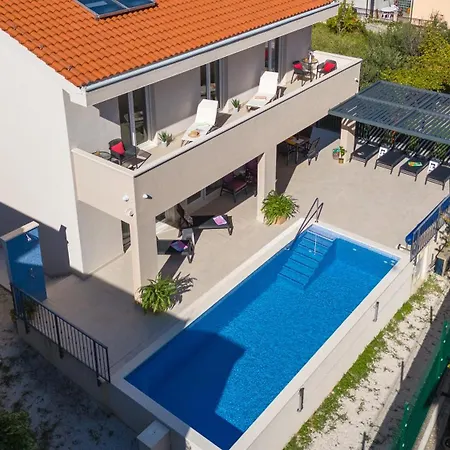 Leonore In With 4 En-suite Bedrooms, Heated Pool, Fitness, Ps5, Completely Fenced Yard, Sandy Just 3 Min Walk *