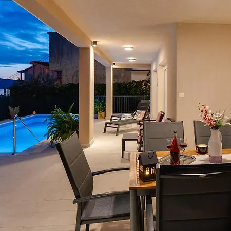 Leonore In With 4 En-suite Bedrooms, Heated Pool, Fitness, Ps5, Completely Fenced Yard, Sandy Just 3 Min Walk Villa