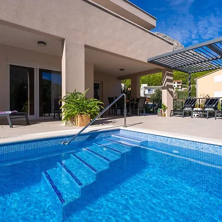 Villa Leonore In With 4 En-suite Bedrooms, Heated Pool, Fitness, Ps5, Completely Fenced Yard, Sandy Just 3 Min Walk
