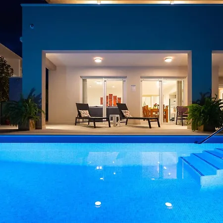 Villa Leonore In With 4 En-suite Bedrooms, Heated Pool, Fitness, Ps5, Completely Fenced Yard, Sandy Just 3 Min Walk Omiš