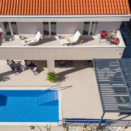 Leonore In With 4 En-suite Bedrooms, Heated Pool, Fitness, Ps5, Completely Fenced Yard, Sandy Just 3 Min Walk Omiš