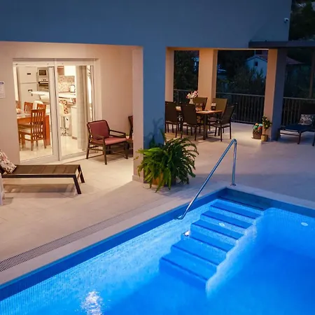 Villa Leonore In With 4 En-suite Bedrooms, Heated Pool, Fitness, Ps5, Completely Fenced Yard, Sandy Just 3 Min Walk *