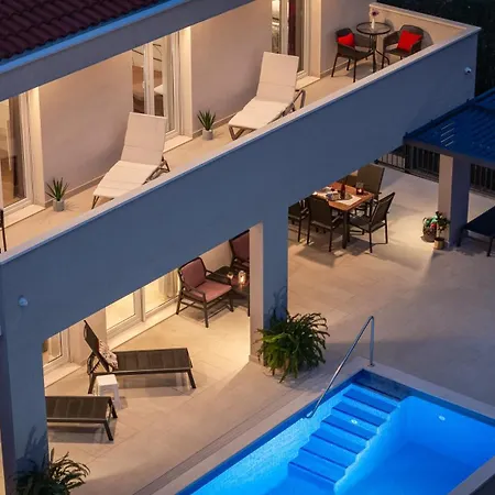 Leonore In With 4 En-suite Bedrooms, Heated Pool, Fitness, Ps5, Completely Fenced Yard, Sandy Just 3 Min Walk * Omiš