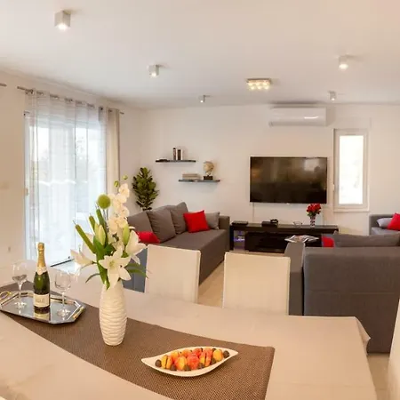 Leonore In With 4 En-suite Bedrooms, Heated Pool, Fitness, Ps5, Completely Fenced Yard, Sandy Just 3 Min Walk Villa *
