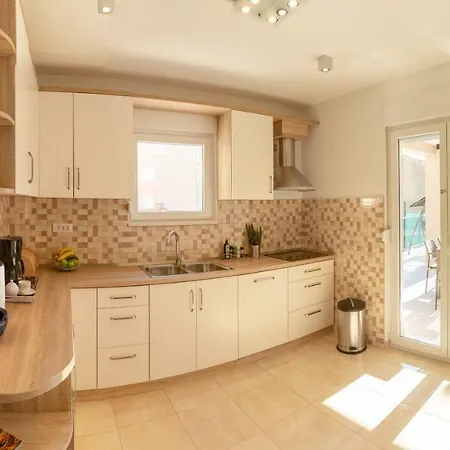 Leonore In With 4 En-suite Bedrooms, Heated Pool, Fitness, Ps5, Completely Fenced Yard, Sandy Just 3 Min Walk *