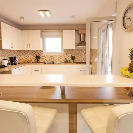 Villa Leonore In With 4 En-suite Bedrooms, Heated Pool, Fitness, Ps5, Completely Fenced Yard, Sandy Just 3 Min Walk