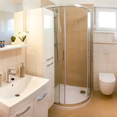 Leonore In With 4 En-suite Bedrooms, Heated Pool, Fitness, Ps5, Completely Fenced Yard, Sandy Just 3 Min Walk Villa