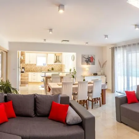 Leonore In With 4 En-suite Bedrooms, Heated Pool, Fitness, Ps5, Completely Fenced Yard, Sandy Just 3 Min Walk Villa *