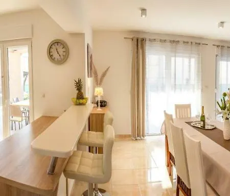 Leonore In With 4 En-suite Bedrooms, Heated Pool, Fitness, Ps5, Completely Fenced Yard, Sandy Just 3 Min Walk Villa